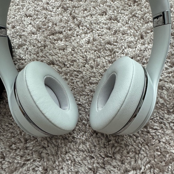 Beats Solo 3 Noise Canceling Over Ear Wireless Headphones - White/Silver/Gray - Picture 3 of 7